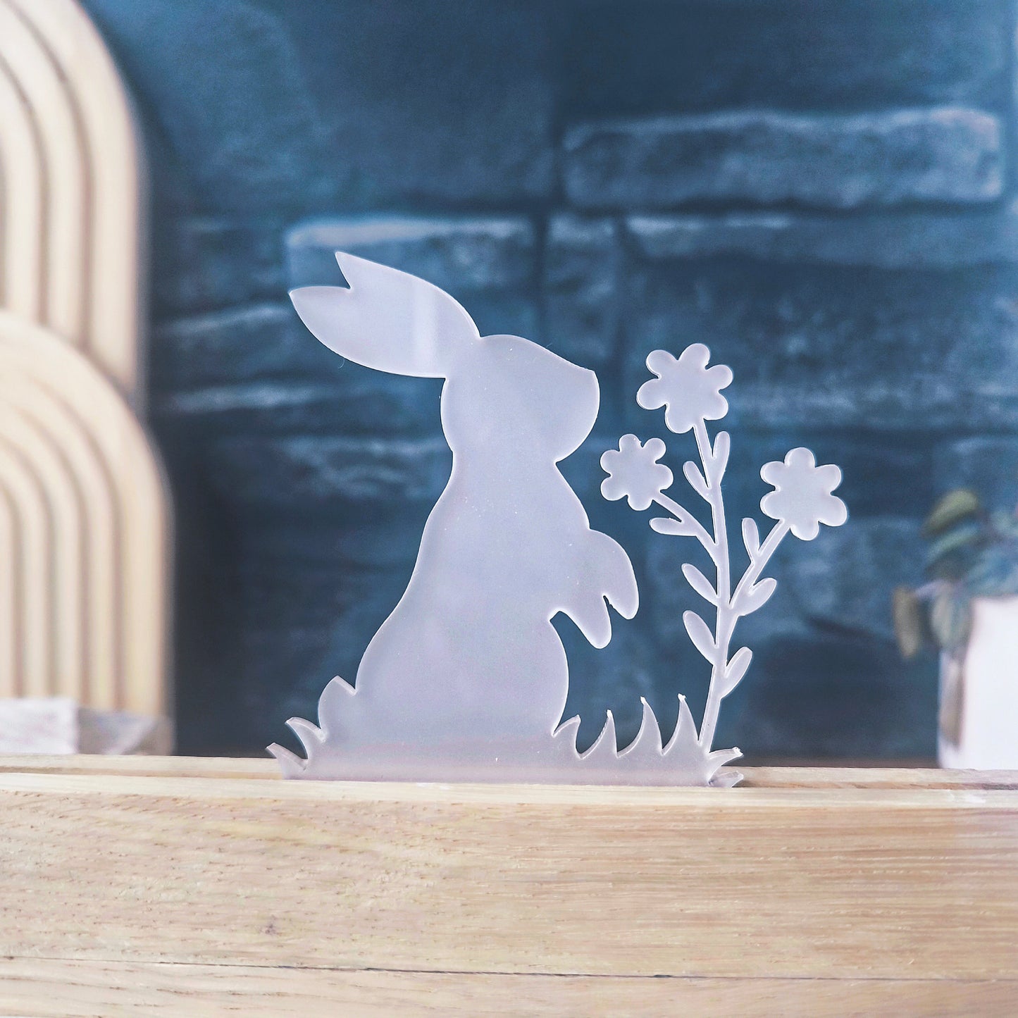 Acryl Hase sitzend
