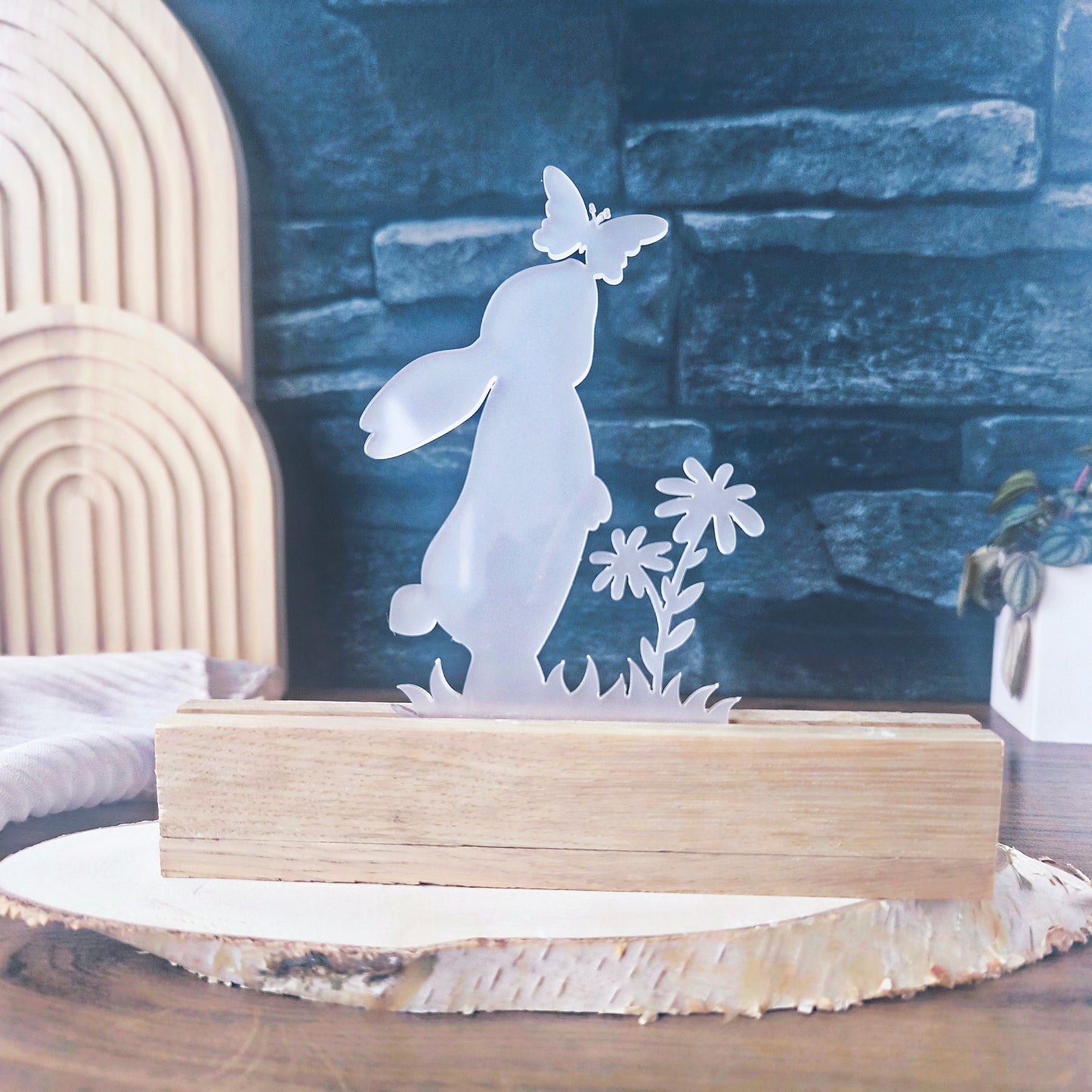 Acryl Hase mit Schmetterling